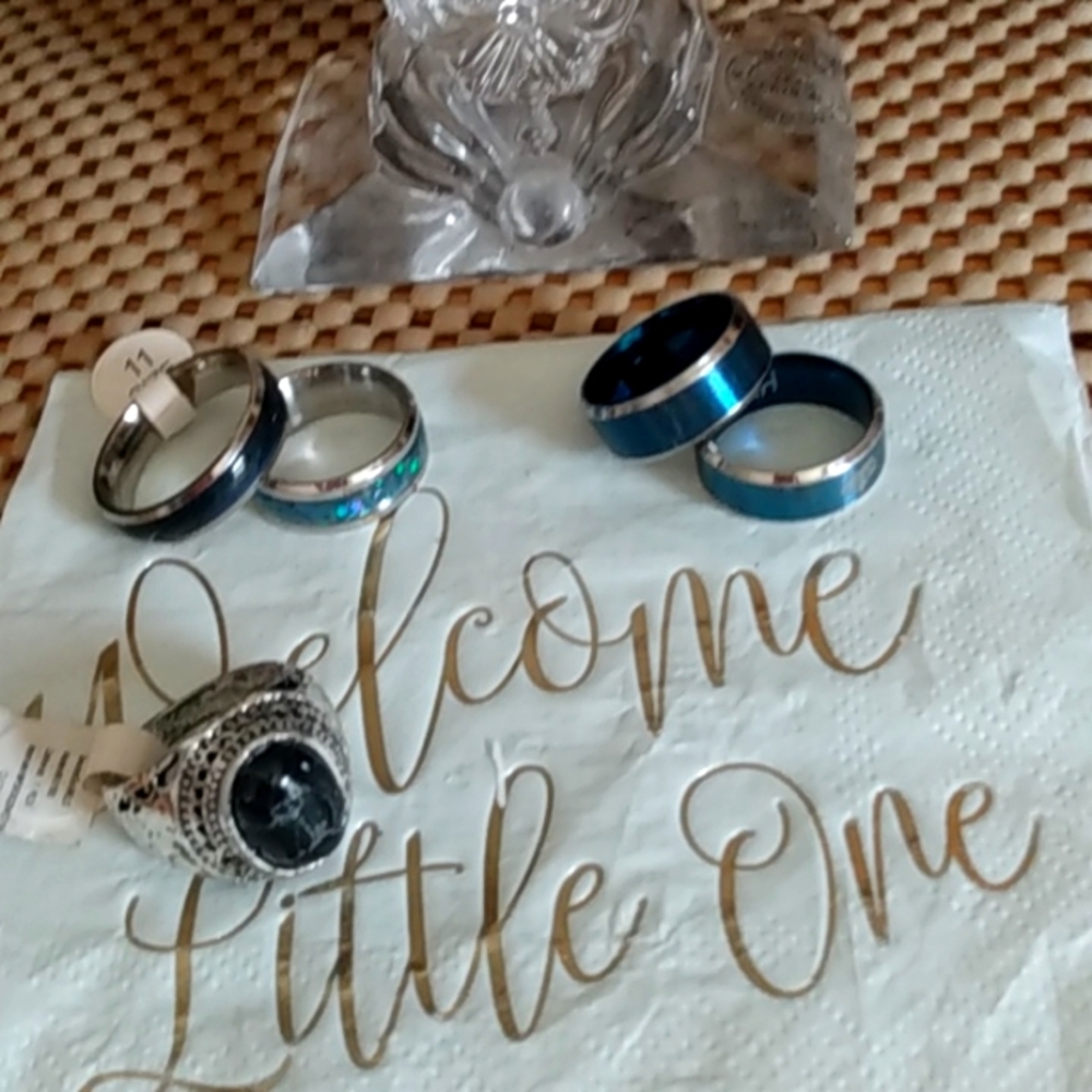 Wedding bands one set blue queen and king one set black size 11 a nice blue 💙